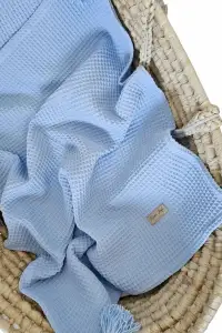 Otulacz/kocyk wafelkowy BŁĘKIT chwosty