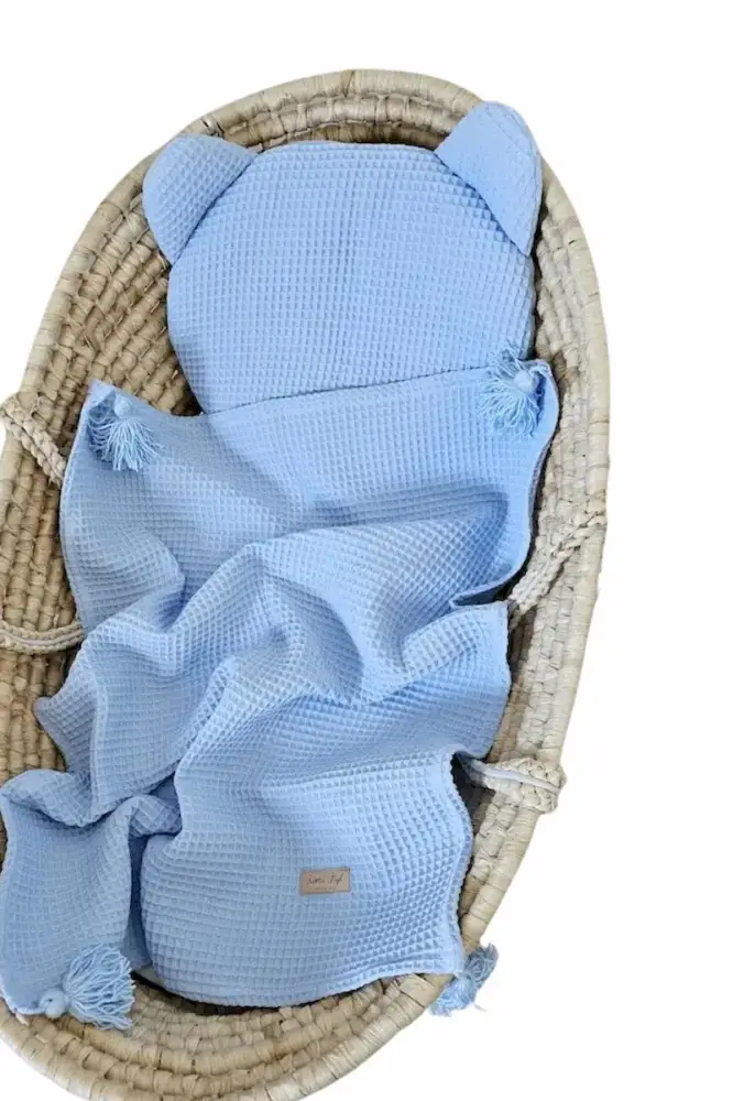 Zestaw otulacz/kocyk wafelkowy + poduszka MIŚ BŁĘKIT chwosty