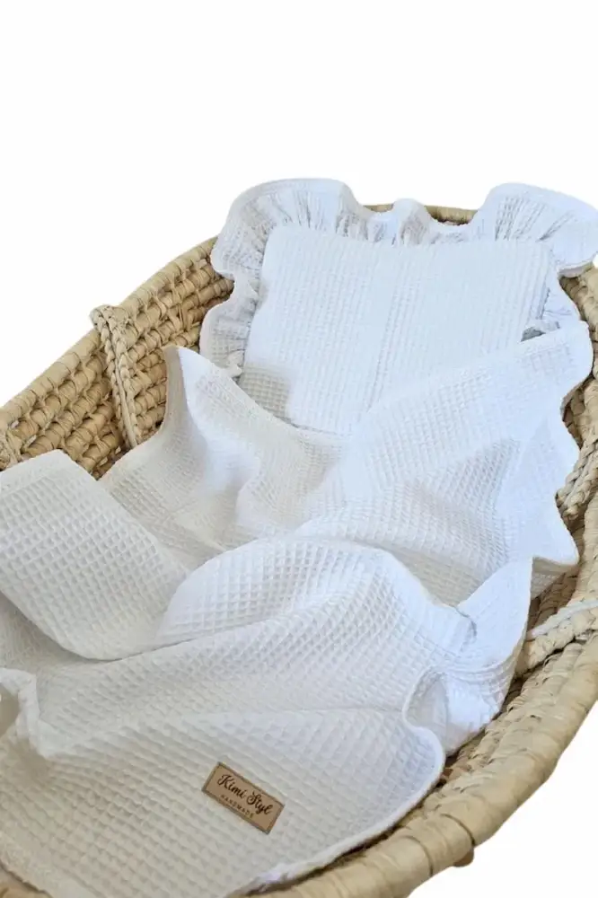 Zestaw kocyk wafelkowy z poduszką z falbanką koronka BIAŁY