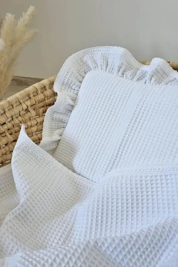 Zestaw kocyk wafelkowy z poduszką z falbanką koronka BIAŁY