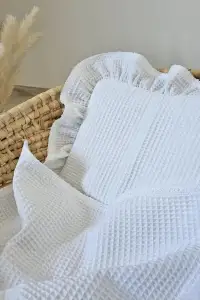 Zestaw kocyk wafelkowy z poduszką z falbanką koronka BIAŁY