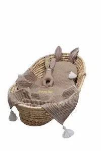 Zestaw Wafelkowy: Kocyk z chwostami, Poduszka Królik, Przytulanka Tuliś - BRĄZOWY prezent